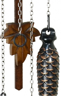 カエデの葉をイメージした伝統的な鳩時計