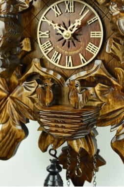 文字盤下にいるひな鳥たち　文字盤サイズは９ｃｍ