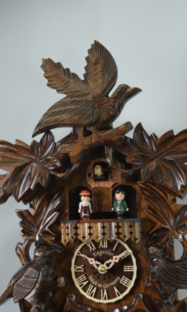 文字盤下にいるひな鳥たち　文字盤サイズは９ｃｍ