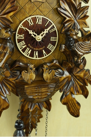 文字盤下にいるひな鳥たち　文字盤サイズは９ｃｍ