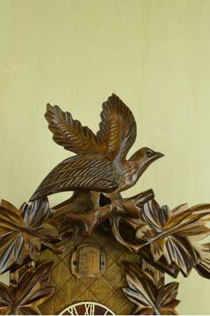 親鳥がひな鳥を守る家族のデザイン