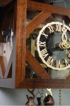 機械式時計の場合は木製かっこーになります