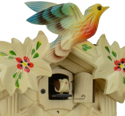 天然菩提樹の白木が柔らかい印象の鳩時計