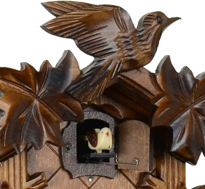 時計上部には鳥の彫刻