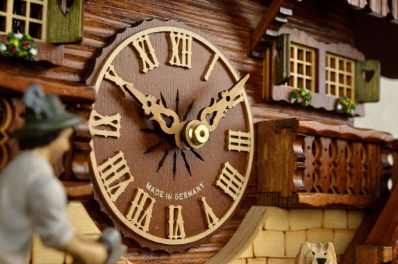 文字盤は落ち着いた雰囲気のあるローマ数字