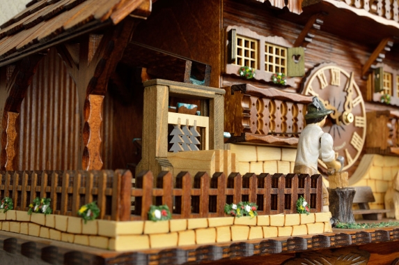 水車のよこにはノコギリの機械が上下に動きます